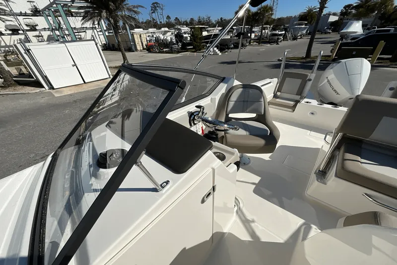 Slide: The Image of Boston Whaler 210 Vantage 2025 - 27