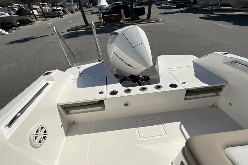 Slide: The Image of Boston Whaler 210 Vantage 2025 - 30