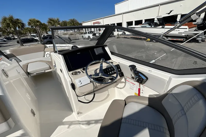 Slide: The Image of Boston Whaler 210 Vantage 2025 - 31