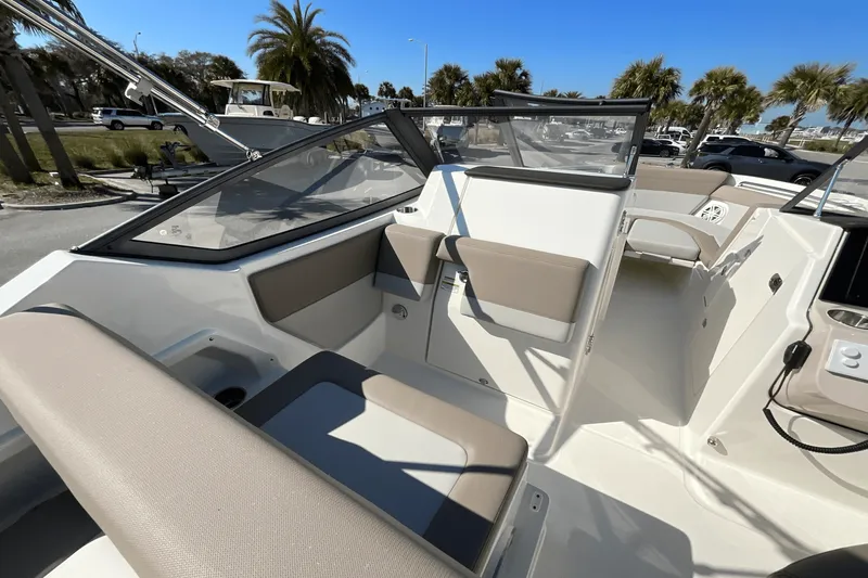 Slide: The Image of Boston Whaler 210 Vantage 2025 - 32
