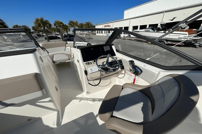 Slide: The Image of Boston Whaler 210 Vantage 2025 - 33