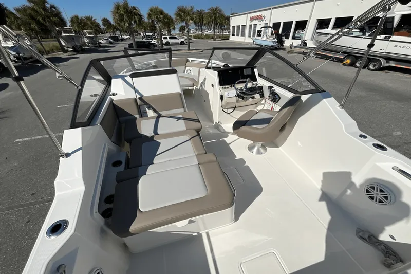 Slide: The Image of Boston Whaler 210 Vantage 2025 - 34