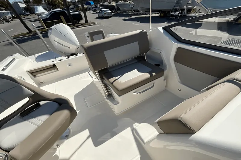 Slide: The Image of Boston Whaler 210 Vantage 2025 - 35