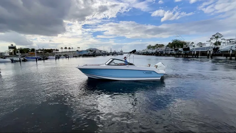 Slide: The Image of Boston Whaler 210 Vantage 2025 - 36