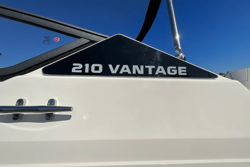 Slide: The Image of Boston Whaler 210 Vantage 2025 - 4