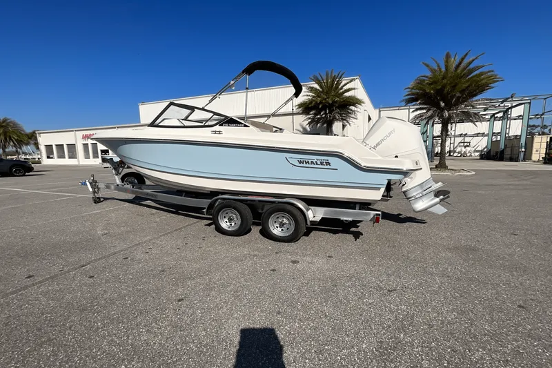 Slide: The Image of Boston Whaler 210 Vantage 2025 - 7