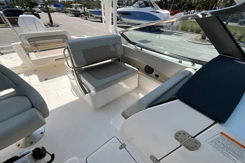 Slide: The Image of Boston Whaler 240 Vantage 2025 - 10