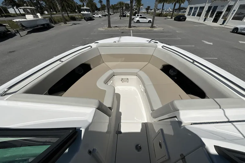 Slide: The Image of Boston Whaler 240 Vantage 2025 - 12