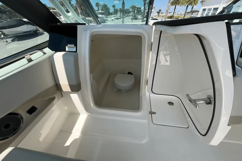 Slide: The Image of Boston Whaler 240 Vantage 2025 - 14
