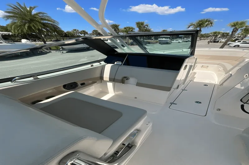 Slide: The Image of Boston Whaler 240 Vantage 2025 - 15