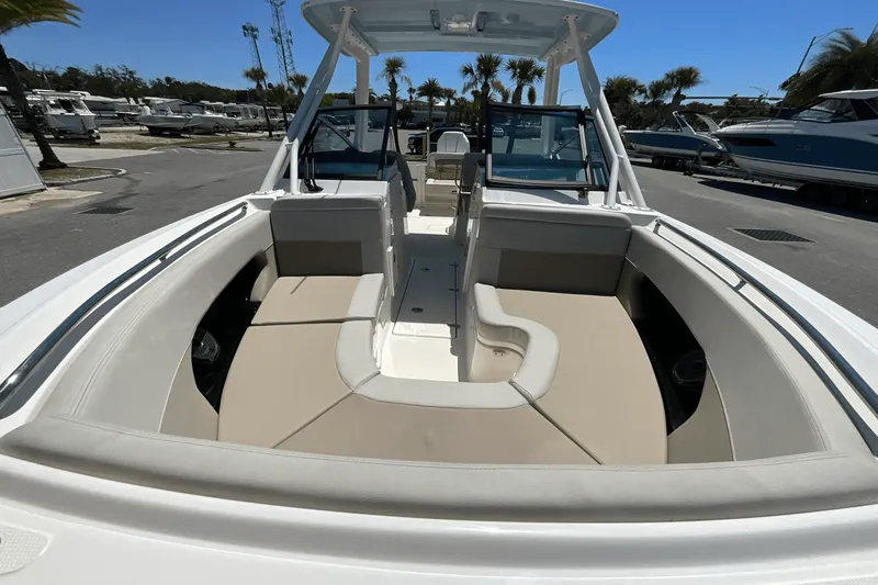 Slide: The Image of Boston Whaler 240 Vantage 2025 - 16