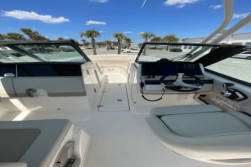 Slide: The Image of Boston Whaler 240 Vantage 2025 - 17