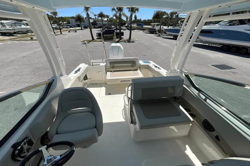 Slide: The Image of Boston Whaler 240 Vantage 2025 - 18