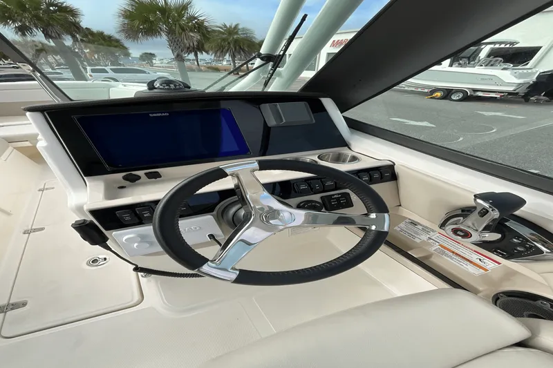 Slide: The Image of Boston Whaler 240 Vantage 2025 - 26