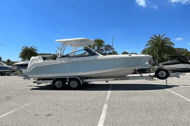 Slide: The Image of Boston Whaler 240 Vantage 2025 - 5