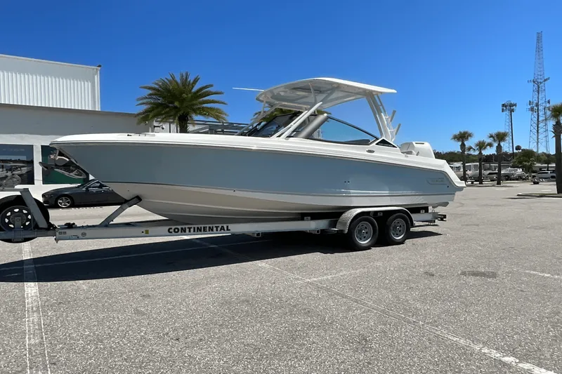 Slide: The Image of Boston Whaler 240 Vantage 2025 - 8