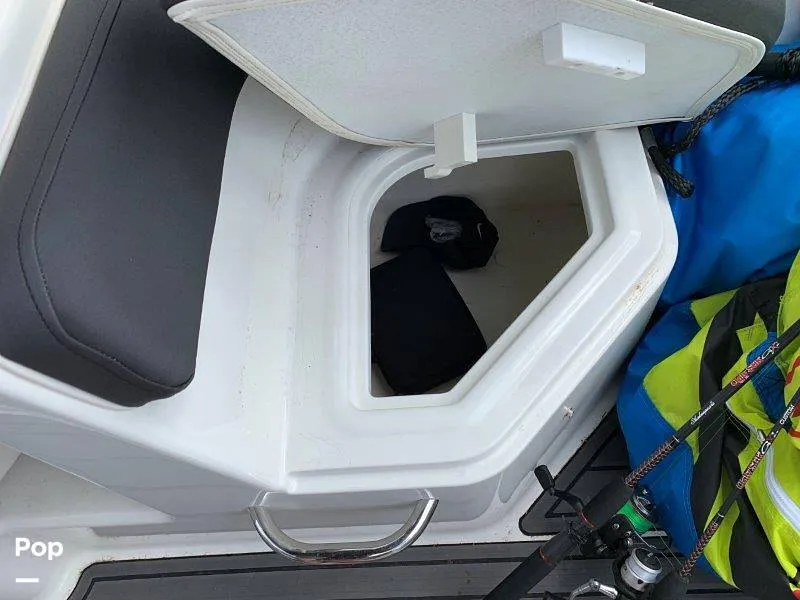 Slide: The Image of Bayliner VR6 2021 - 8883168