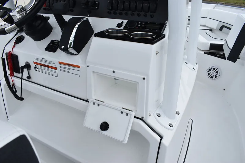 Slide: The Image of Blackfin 222CC 2024 - 50