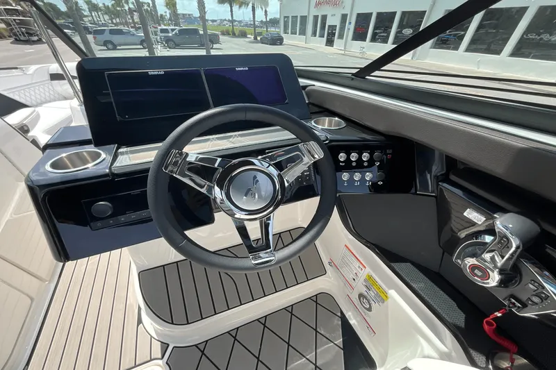 Slide: The Image of Sea Ray SLX 260 Outboard 2025 - 11