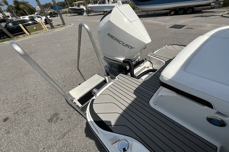 Slide: The Image of Sea Ray SLX 260 Outboard 2025 - 12