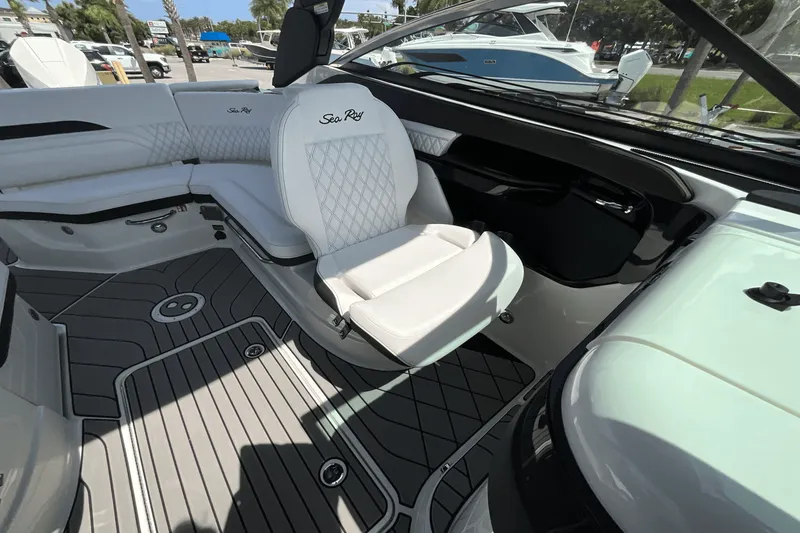 Slide: The Image of Sea Ray SLX 260 Outboard 2025 - 17