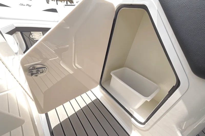 Slide: The Image of Sea Ray SLX 260 Outboard 2025 - 6