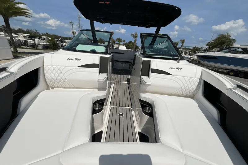 Slide: The Image of Sea Ray SLX 260 Outboard 2025 - 7