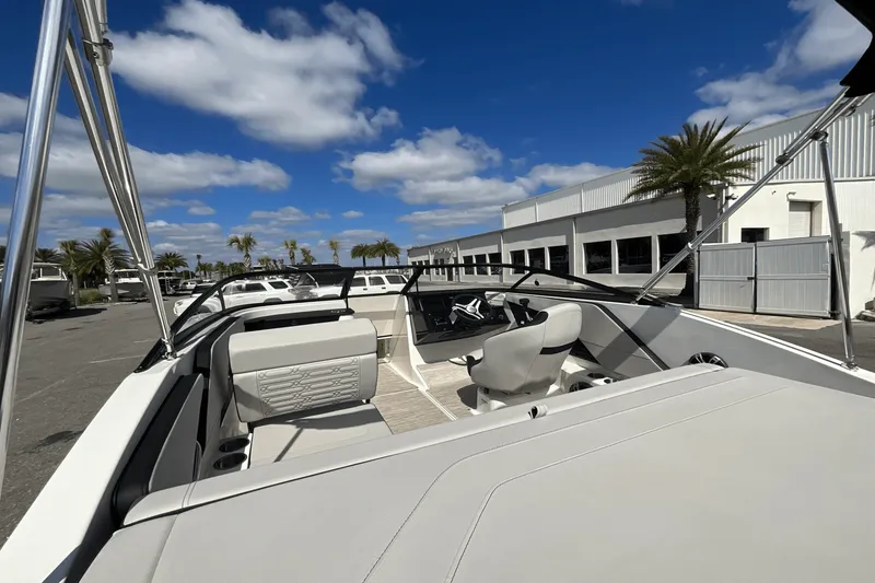 Slide: The Image of Sea Ray SPX 190 Outboard 2025 - 15