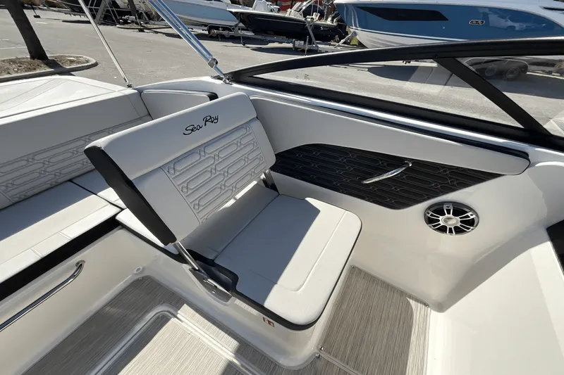 Slide: The Image of Sea Ray SPX 190 Outboard 2025 - 25