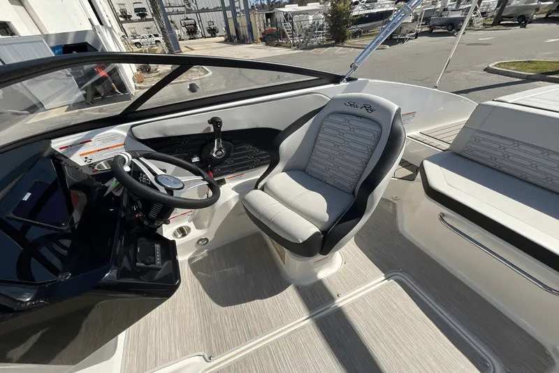 Slide: The Image of Sea Ray SPX 190 Outboard 2025 - 31