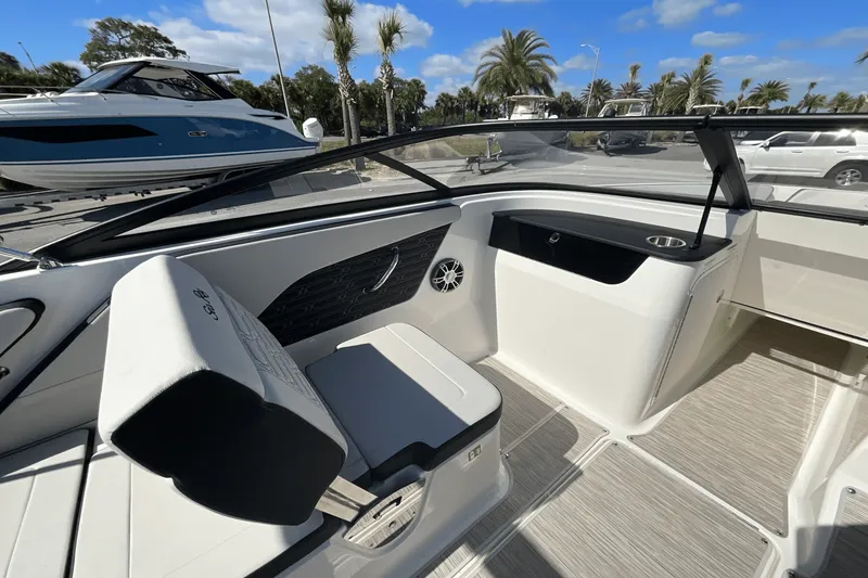 Slide: The Image of Sea Ray SPX 190 Outboard 2025 - 32