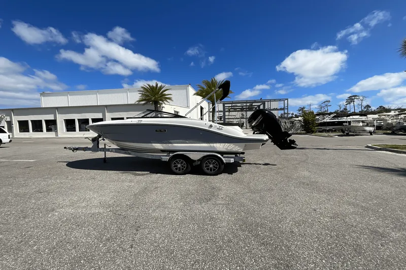 Slide: The Image of Sea Ray SPX 190 Outboard 2025 - 6
