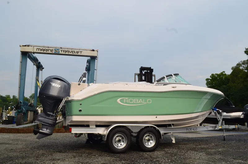 The Image of Robalo R207 2027 - 0