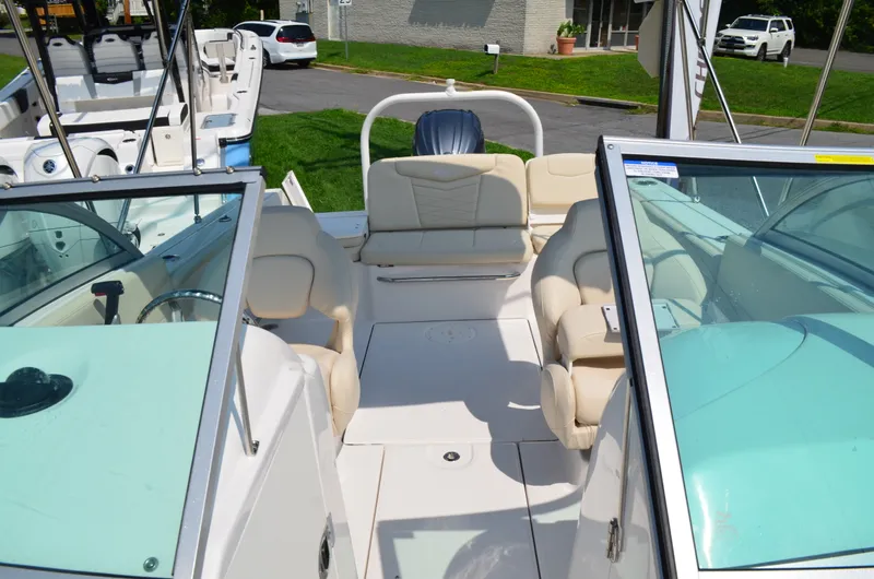 Slide: The Image of Robalo R207 2027 - 12