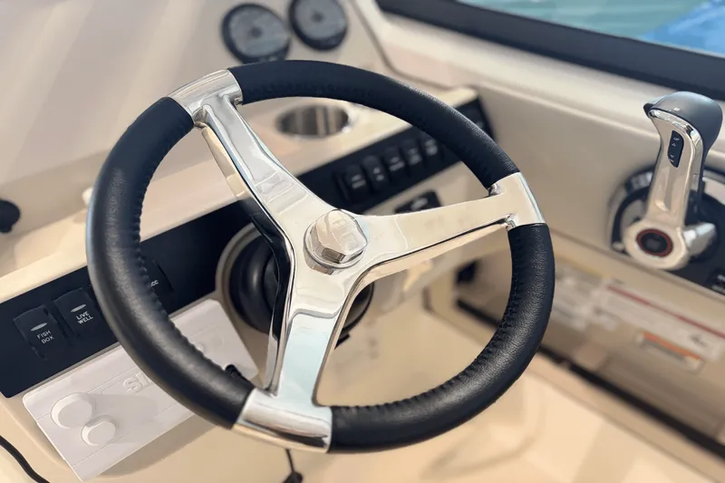 Slide: The Image of Boston Whaler 240 Vantage 2025 - 10