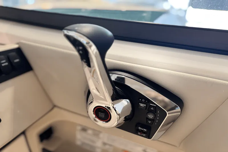 Slide: The Image of Boston Whaler 240 Vantage 2025 - 11