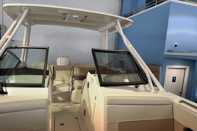 Slide: The Image of Boston Whaler 240 Vantage 2025 - 12