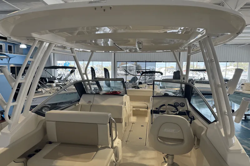 Slide: The Image of Boston Whaler 240 Vantage 2025 - 4