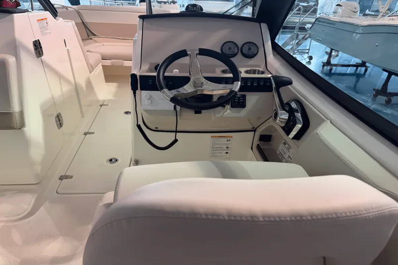 Slide: The Image of Boston Whaler 240 Vantage 2025 - 5
