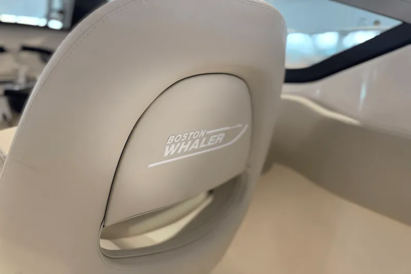 Slide: The Image of Boston Whaler 240 Vantage 2025 - 6