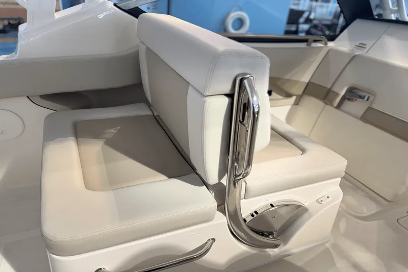 Slide: The Image of Boston Whaler 240 Vantage 2025 - 7