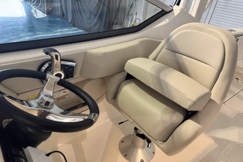 Slide: The Image of Boston Whaler 240 Vantage 2025 - 8