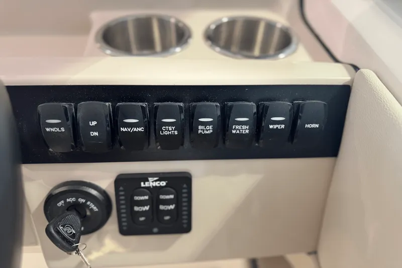 Slide: The Image of Boston Whaler 240 Vantage 2025 - 9