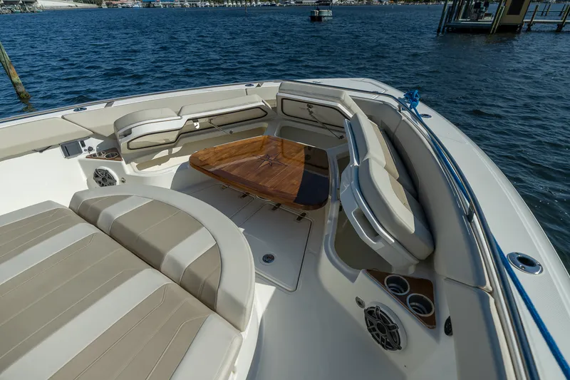 Slide: The Image of Boston Whaler 420 Outrage 2025 - 13