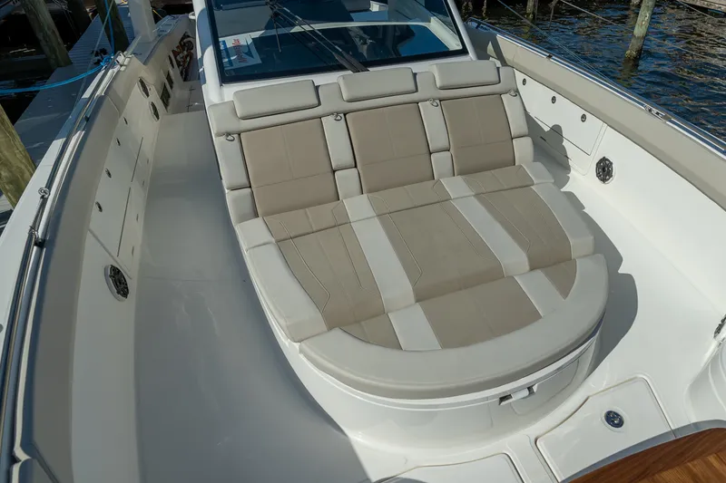 Slide: The Image of Boston Whaler 420 Outrage 2025 - 14