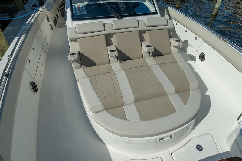 Slide: The Image of Boston Whaler 420 Outrage 2025 - 15