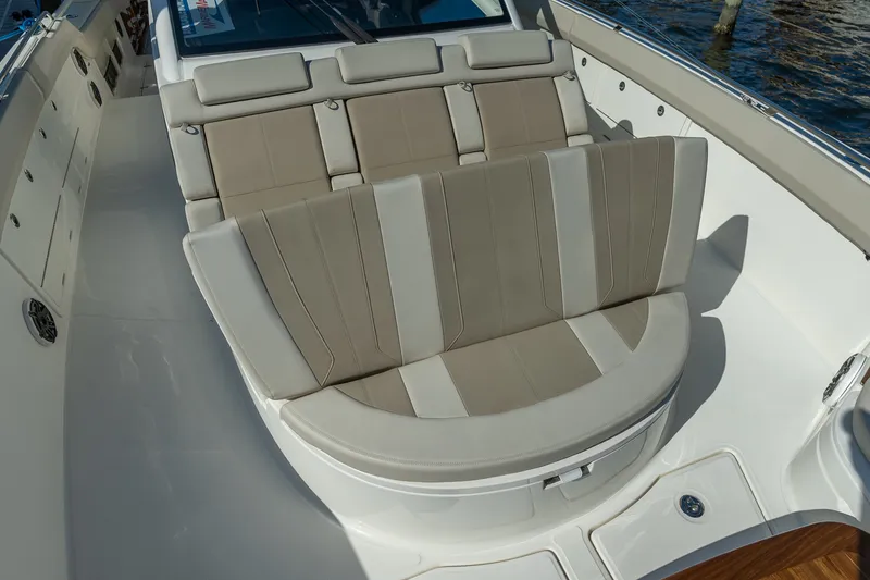 Slide: The Image of Boston Whaler 420 Outrage 2025 - 16