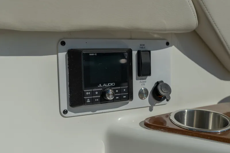 Slide: The Image of Boston Whaler 420 Outrage 2025 - 18