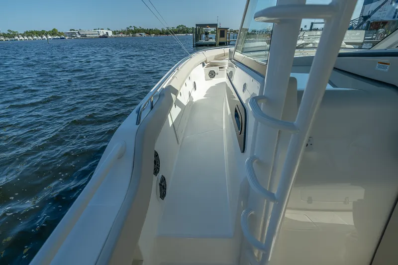 Slide: The Image of Boston Whaler 420 Outrage 2025 - 19