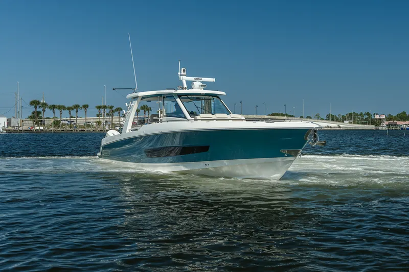 Slide: The Image of Boston Whaler 420 Outrage 2025 - 2